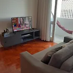 Apto Guarujá na Praia das Pitangueiras com Ar Condicionado e Internet WiFi, sendo 1 dormitório e sala 2 ambientes, Smart TV e garagem coberta, super perto da praia !